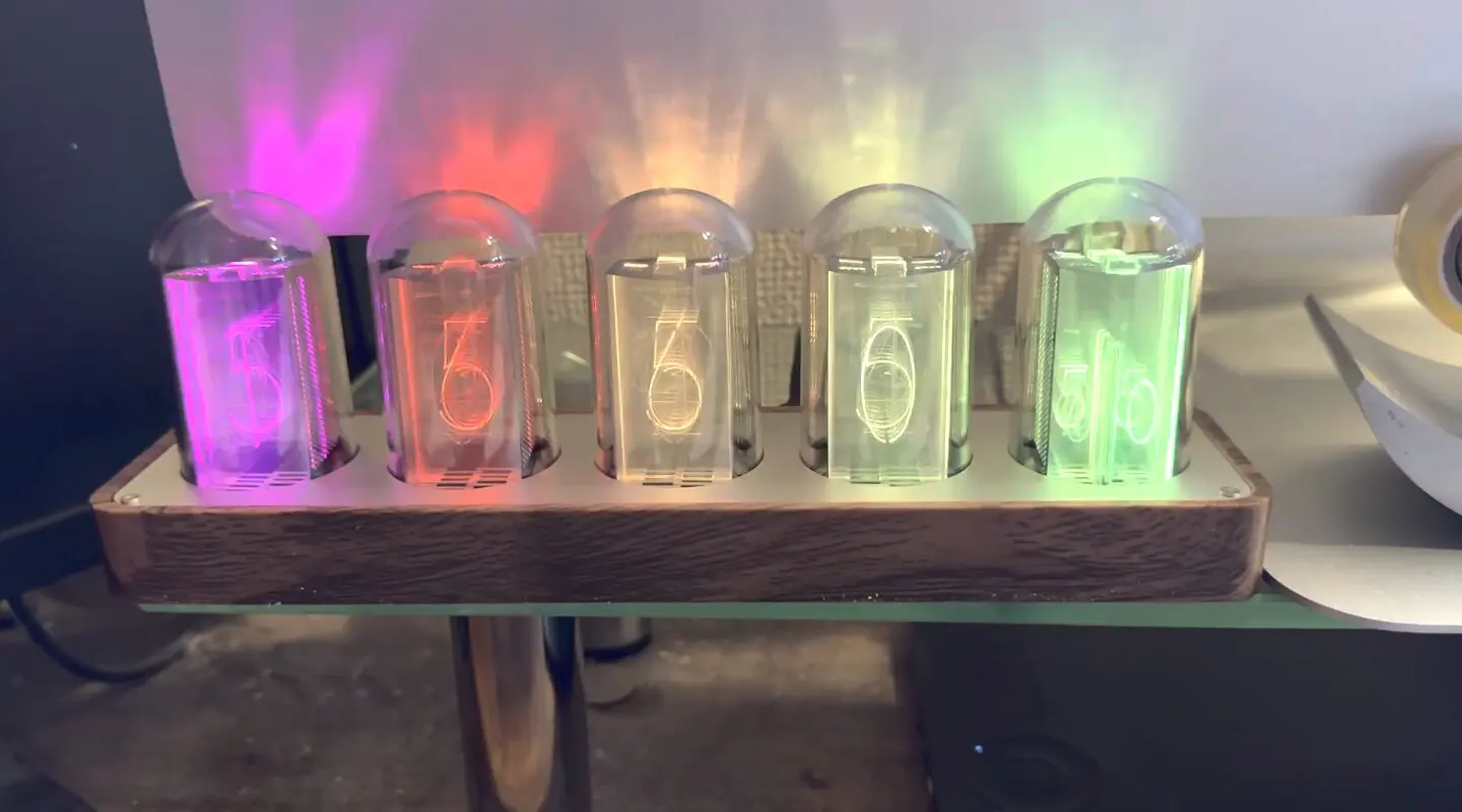 ニキシー管のデザインがレトロフューチャーでカッコいいLED時計を買っ