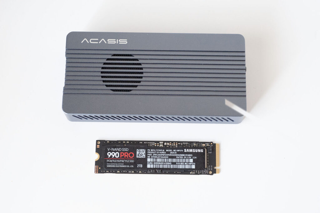 SSDケースとSSDの2ショット