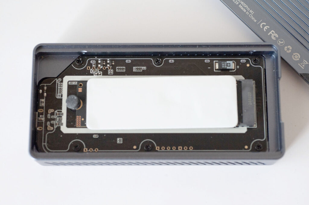 SSDケースにサムスンSSDをセットしたところ