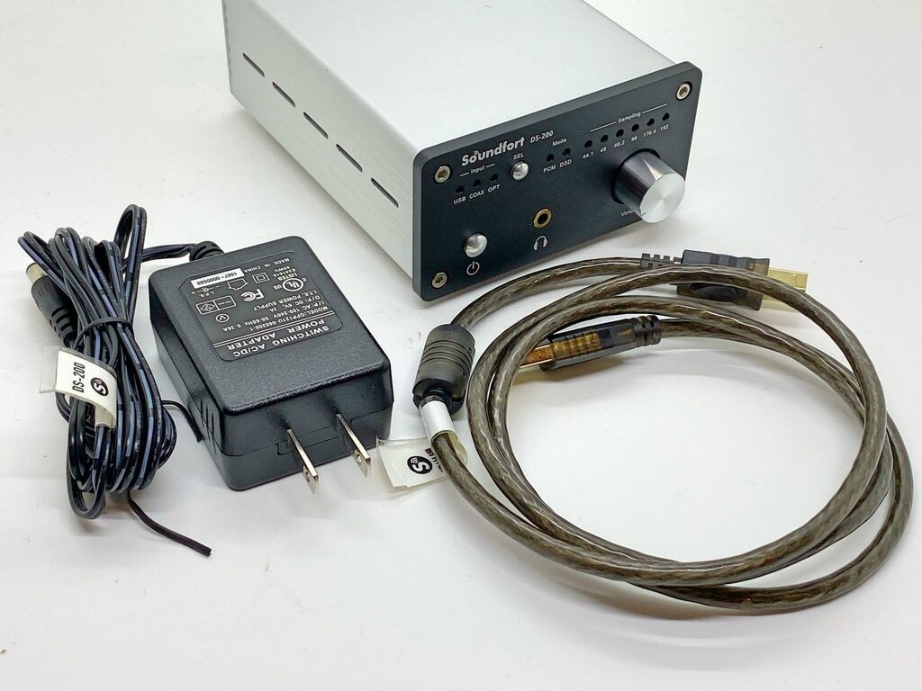26162円 公式の店舗 Soundfort DS-200: ハイパフォーマンスUSB DAC 32bit 192kHz DSD5.6MHz対応 多彩なデジタル入出力 ヘッドフォンアンプ搭載
